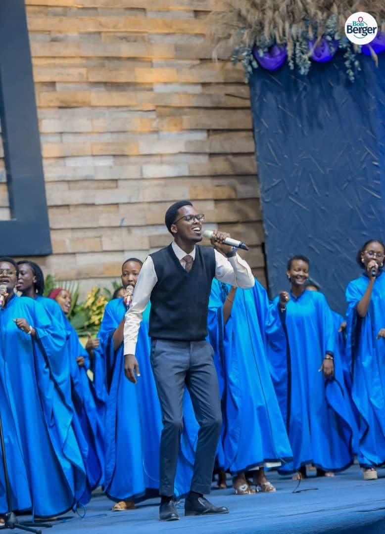 La chorale GS Crew en pleine louange lors d'un culte