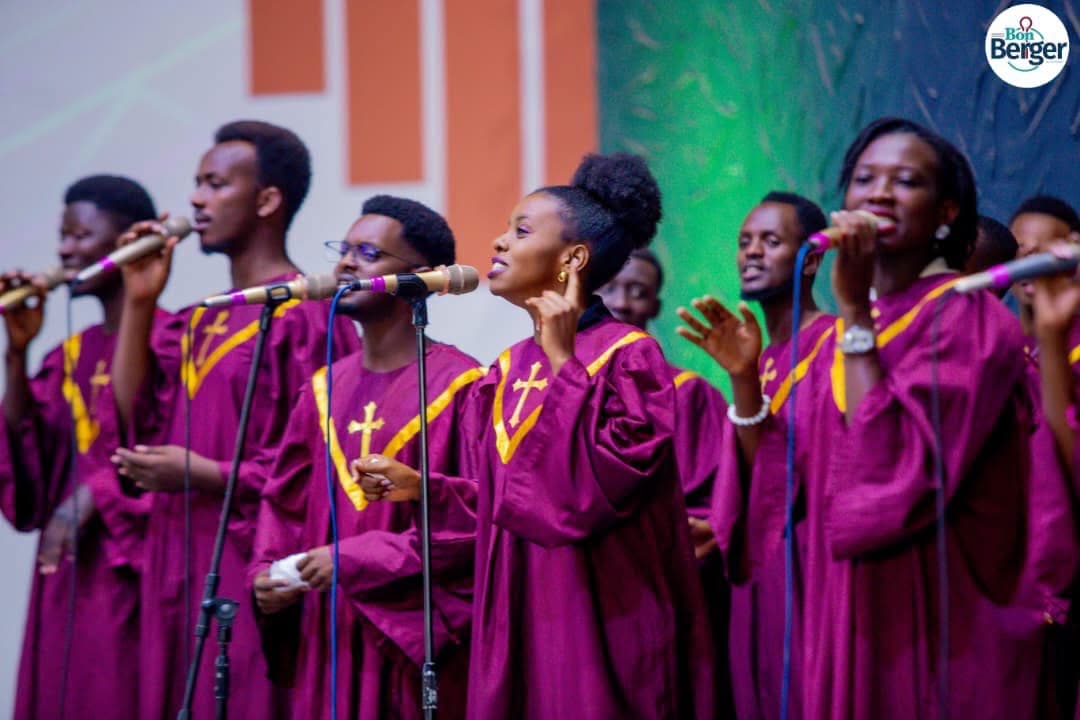 La chorale GS Crew en pleine louange lors d'un culte